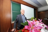 加州大学圣巴巴拉分校David Gross教授访问理论物理研究所
